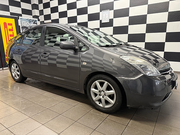 Toyota Prius 5 of 30