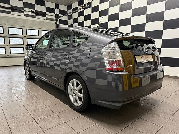 Toyota Prius 11 of 30