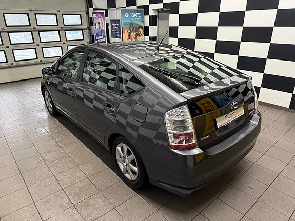 Toyota Prius 12 of 30