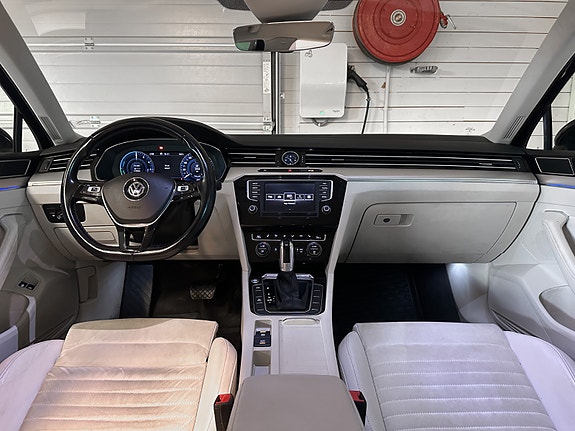 Volkswagen Passat 13 of 30