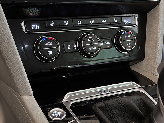 Volkswagen Passat 18 of 30