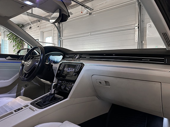 Volkswagen Passat 10 of 30