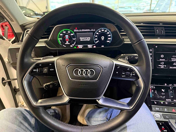 Audi e-tron 8 of 20