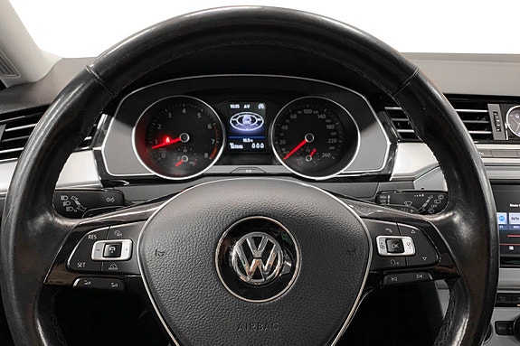 Volkswagen Passat 9 of 16
