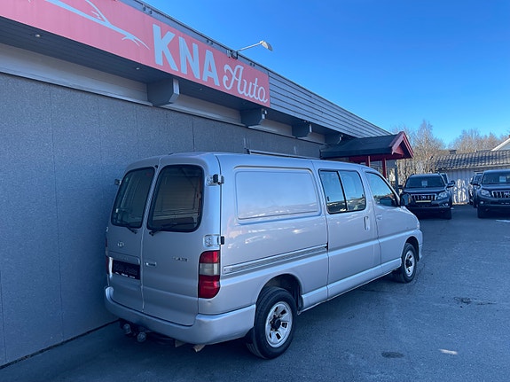 Toyota HiAce 8 of 30