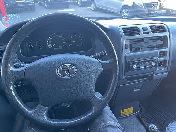 Toyota HiAce 9 of 30