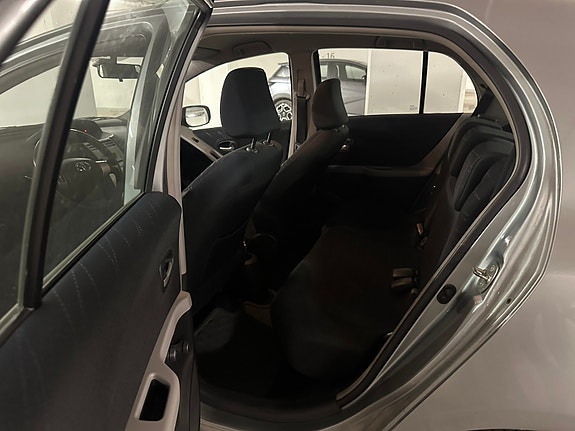 Toyota Yaris 7 of 12