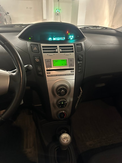 Toyota Yaris 9 of 12