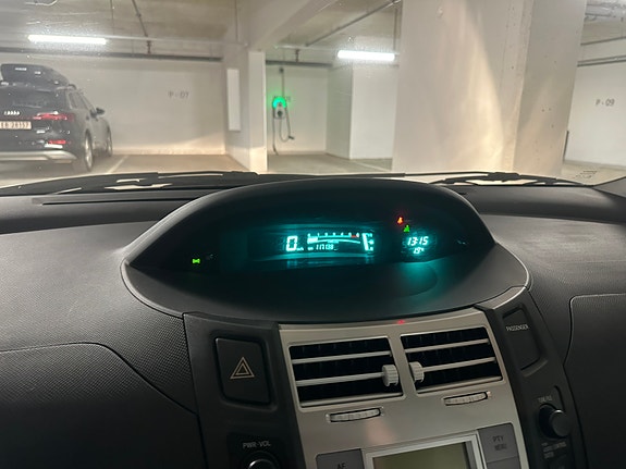 Toyota Yaris 8 of 12