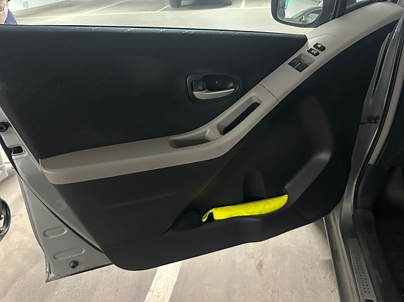 Toyota Yaris 11 of 12