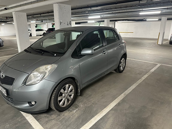 Toyota Yaris 2 of 12