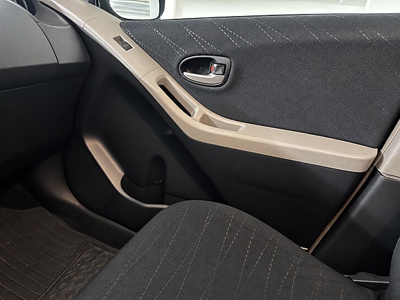 Toyota Yaris 10 of 12