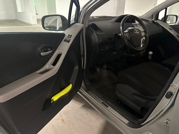Toyota Yaris 5 of 12