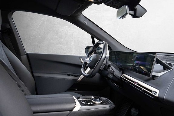 BMW iX 27 of 29