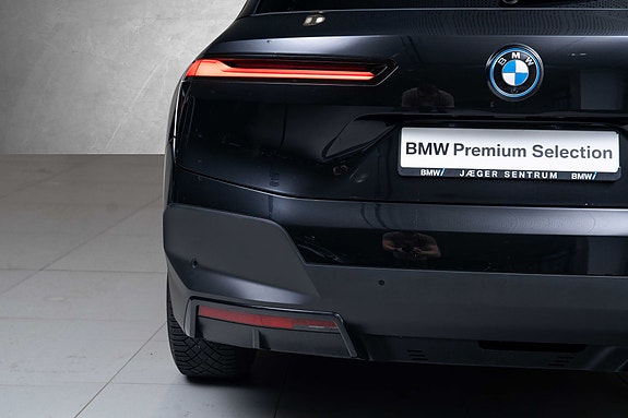 BMW iX 10 of 29
