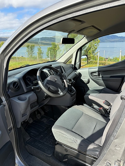 Nissan NV200 4 of 16