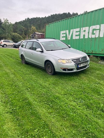 Volkswagen Passat 2 of 5