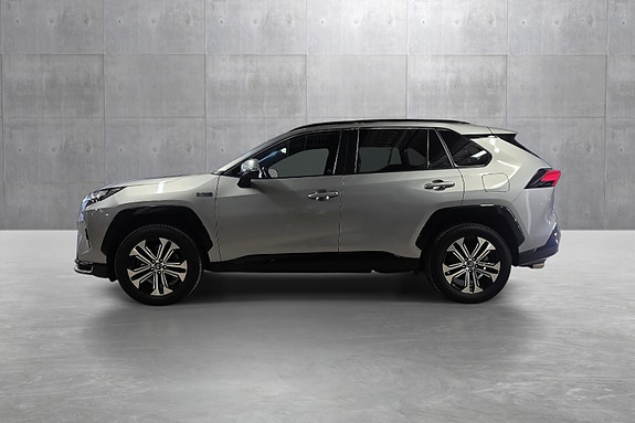 Toyota RAV4 Plug-in Hybrid 2 of 25