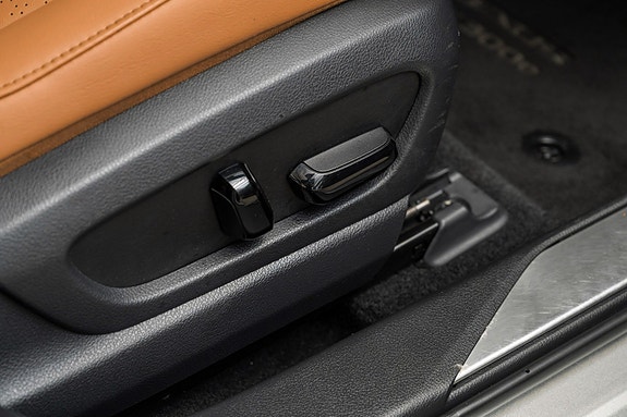 Lexus UX300e 24 of 25
