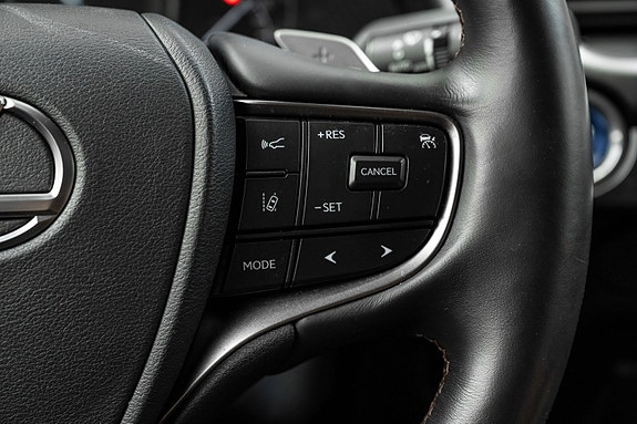 Lexus UX300e 11 of 25