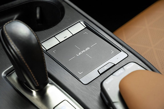 Lexus UX300e 15 of 25