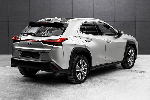 Lexus UX300e 2 of 25