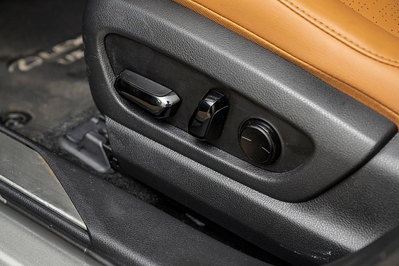 Lexus UX300e 8 of 25