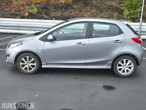 Mazda 2 4 of 15