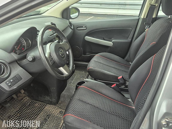 Mazda 2 9 of 15