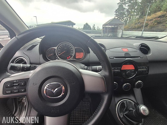 Mazda 2 11 of 15
