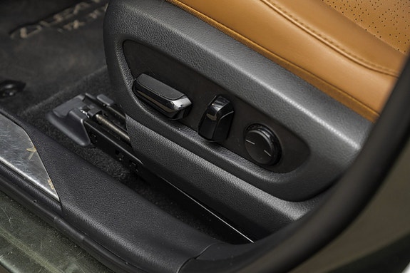 Lexus UX300e 8 of 25