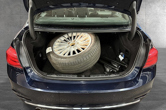 BMW 330e 9 of 19