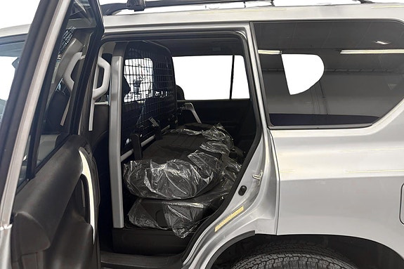 Toyota Land Cruiser 7 of 27