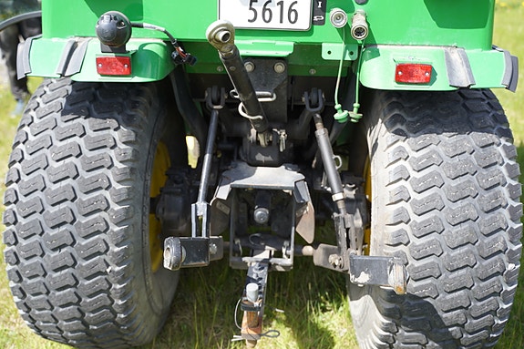 John Deere 2032R 11 of 15