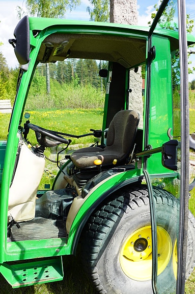 John Deere 2032R 14 of 15