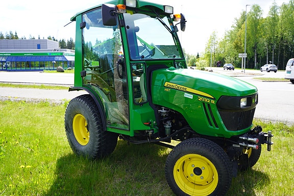 John Deere 2032R 2 of 15