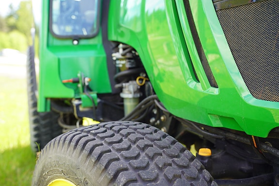 John Deere 2032R 9 of 15