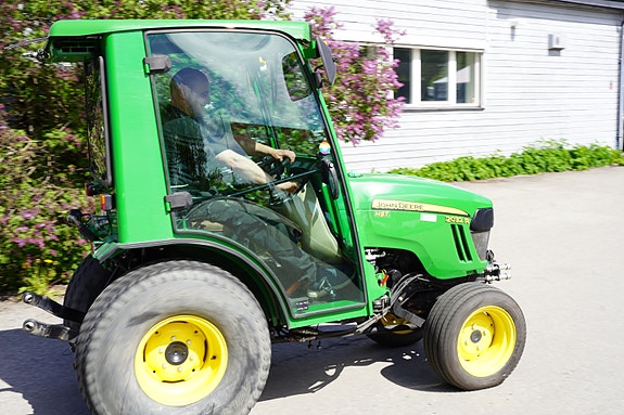 John Deere 2032R 10 of 15