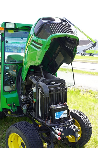 John Deere 2032R 8 of 15