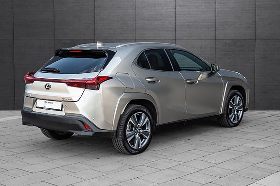 Lexus UX300e 4 of 20