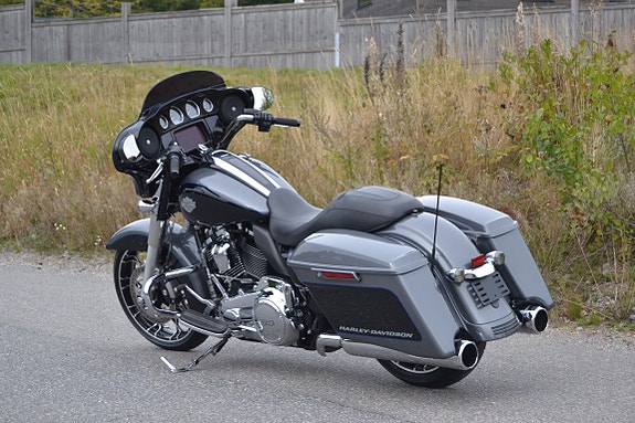 Harley-Davidson FLHXS 6 of 17