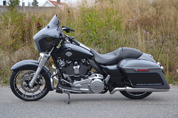 Harley-Davidson FLHXS 7 of 17