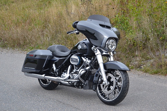 Harley-Davidson FLHXS 2 of 17