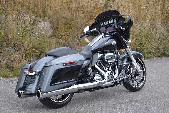 Harley-Davidson FLHXS 4 of 17