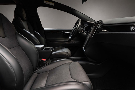 Tesla Model X 22 of 30