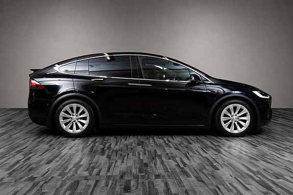 Tesla Model X 7 of 30
