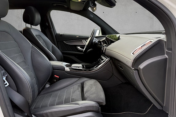 Mercedes-Benz EQC400 17 of 29
