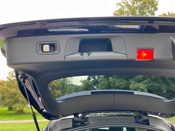 Mercedes-Benz GLC300 e 28 of 30