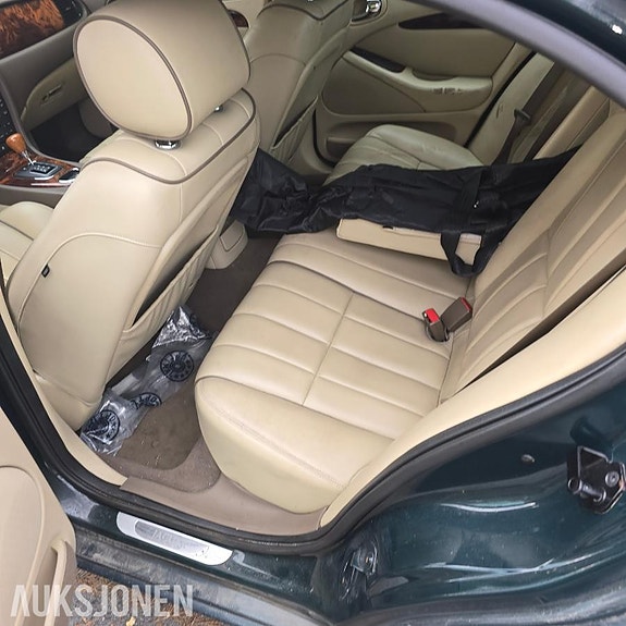 Jaguar S-TYPE 8 of 10