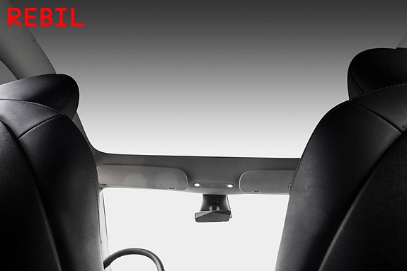 Tesla Model Y 22 of 27